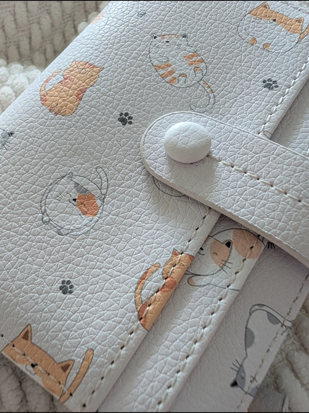 Cute White Cat Print Wallet with Gold Keyring
